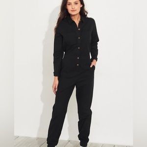 HOLLISTER BLACK LONG SLEEVE UTILITY JUMPSUIT 
SIZE X SMALL